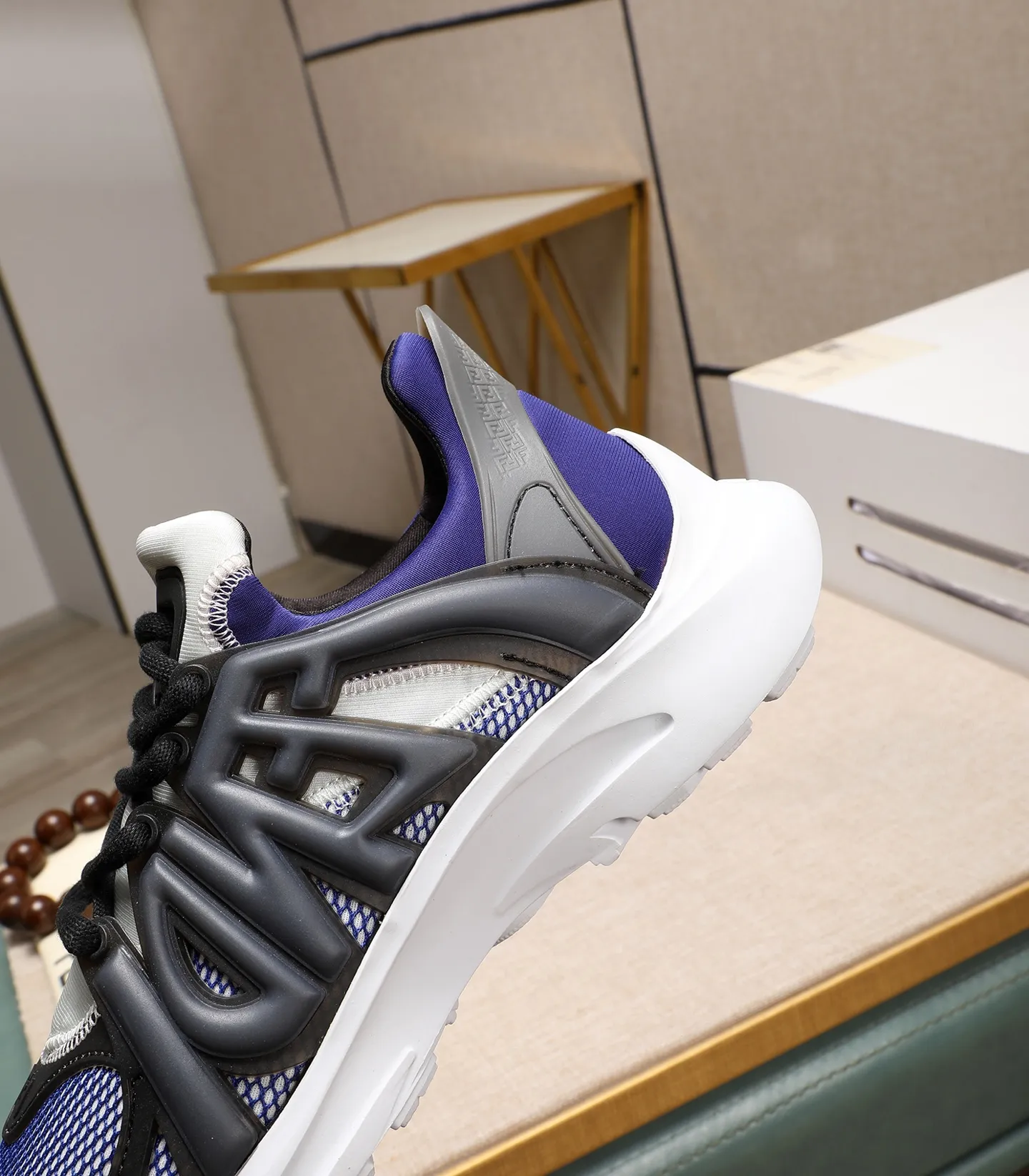Men's Men's Shoes 💰800 Fendi Fendi's latest Tag series of men's casual mesh sports running shoes, originally purchased and developed, this Tag sneaker is a one-leg sneaker, made of black high-tech mesh material with gray neoprene details. Oversized FENDI lettering on the side and translucent rubber details. Light and flexible rubber running shoe soles, beautifully packaged at the delivery counter, customized breathable lining, original molded foam rubber outsole, sole thickness: 3.5CM! Size: 40-44 (customized at 39.45.46)